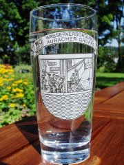 Wasserglas mit dem Logo der Aurachergruppe